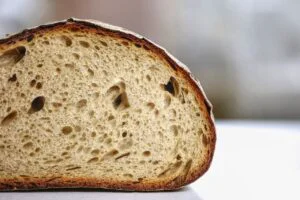 Pâinea care nu îți pune sănătatea în pericol. Ce detalii ar trebui să cauți pe etichetă