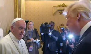 Steaguri în bernă și zile de doliu. Reacții internaționale după moartea Papei Francisc