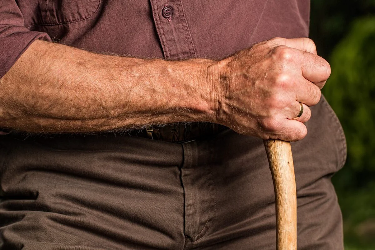 Ajutor pentru pensionarii din România. Banii vor fi virați pe card