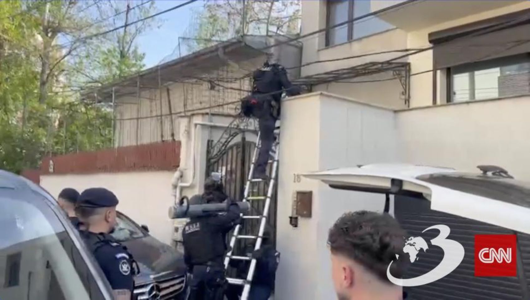 Polițiștii și jandarmii au mers la domiciliul lui Tudor Duma