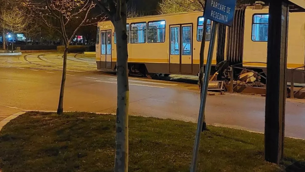 Haos în Capitală. Încă un tramvai a deraiat