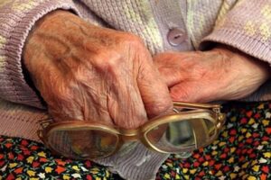 Mai mulți bătrâni din Republica Moldova, victime ale escrocilor. Au fost deposedați de 7 milioane de lei