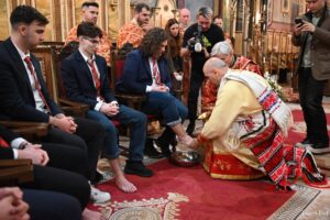 Episcopul greco-catolic de Oradea a spălat picioarele a 12 bărbați