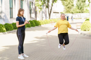 Dieta combinată cu exerciții fizice, cea mai eficientă strategie pentru reducerea grăsimii abdominale la copii