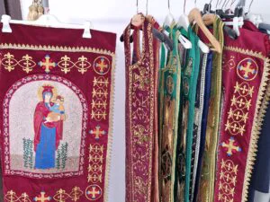 Broderie și credință. Povestea unui atelier care îmbracă spiritualitatea în artă