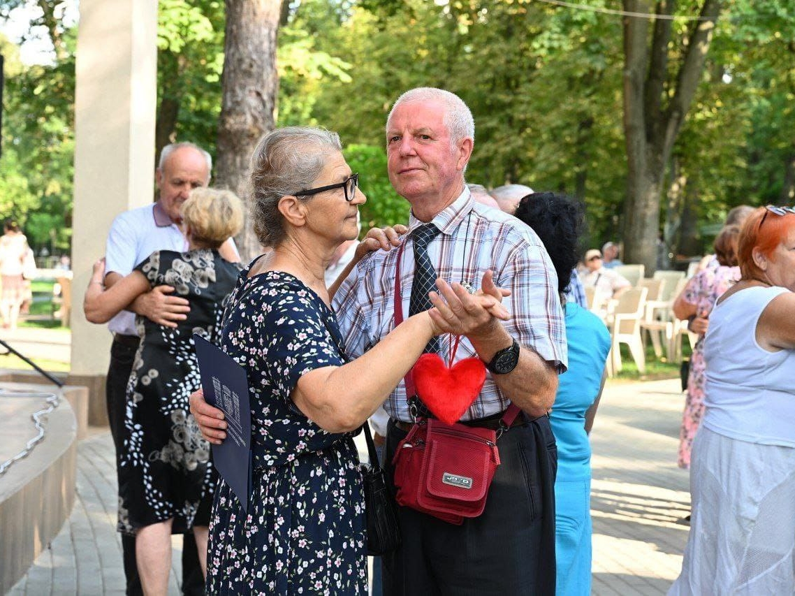Primăria Chișinău premiază longevitatea. Ce sume primesc cuplurile și centenarii