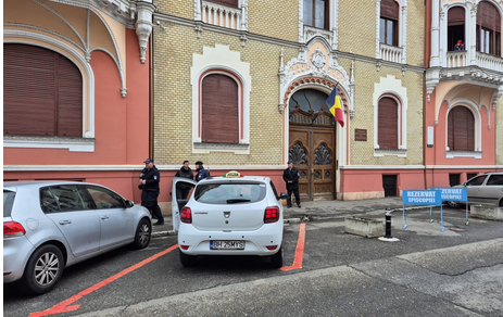 Episcopia Oradiei, păzită cu jandarmii, în așteptarea judecății preotului Mega