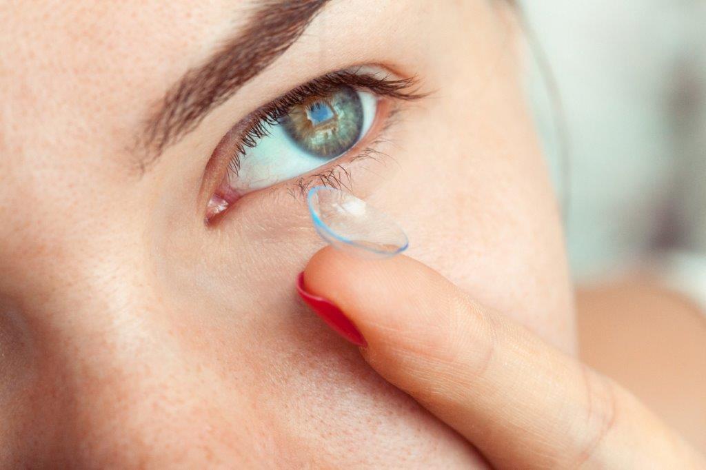 Lentile de contact vs. ochelari de vedere: Avantaje și dezavantaje
