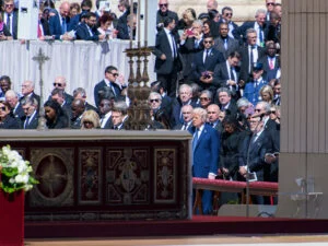 Ilie Bolojan, alături de Donald Trump la funeraliile Papei Francisc. FOTO