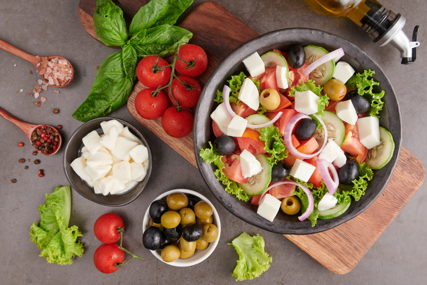 Salată cu roșii și brânză feta