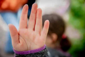 Mamă, acuzată că și-a violat fetița de 13 ani și a agresat-o pe micuța de 8 ani