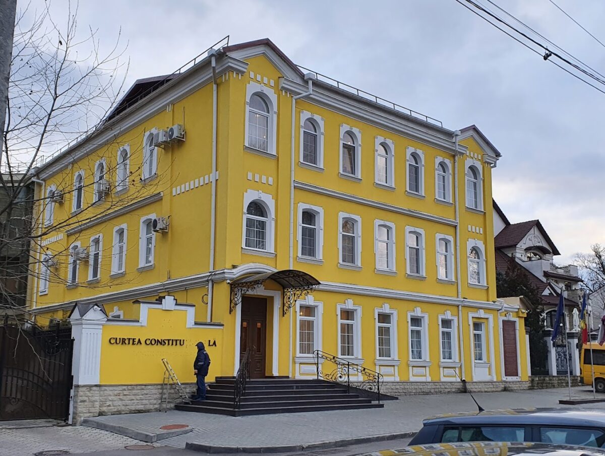 Cine ar putea ajunge judecători la Curtea Constituțională. Numele propuse de Guvern și Parlament