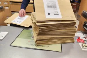 Moldovenii din afara țării vor putea vota prin corespondență pe 28 septembrie