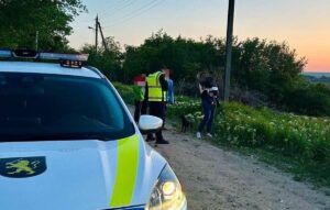 Un băiețel de 3 ani, găsit singur aproape de un canal cu apă