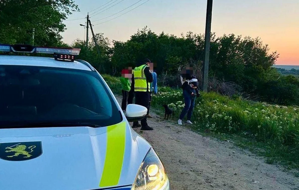 Un băiețel de 3 ani, găsit singur aproape de un canal cu apă