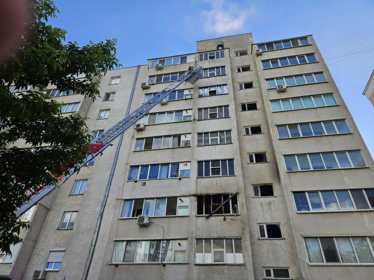 Un nou incendiu într-un bloc de locuințe din Chișinău. O persoană, găsită carbonizată