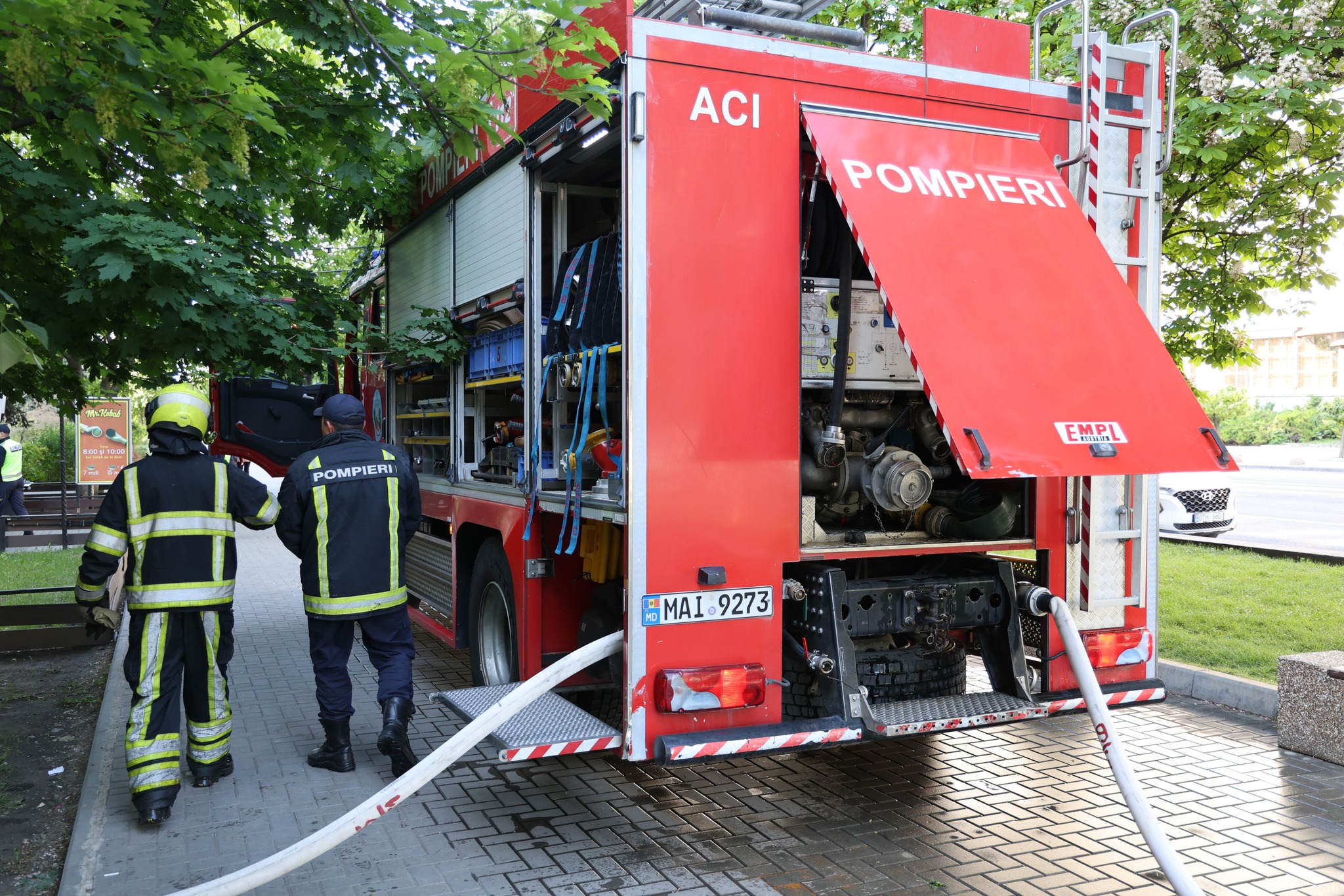 Local de fast-food, cuprins de flăcări. Peste 30 de persoane au fost evacuate