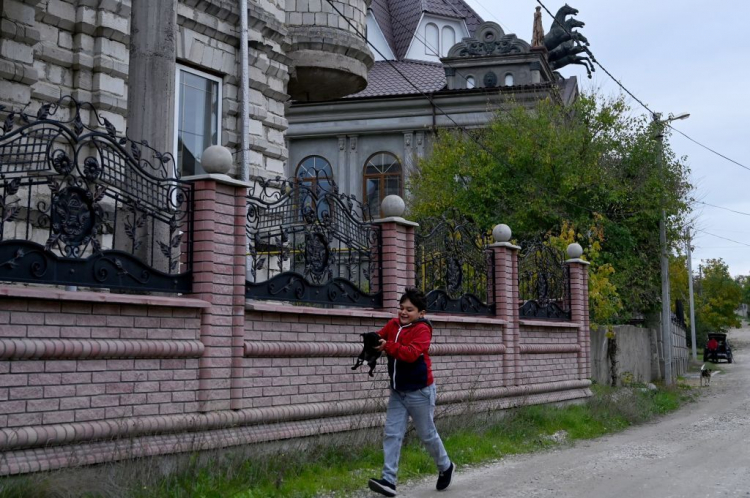 Bogați, dar fără carte. Doar jumătate dintre copiii romi din Soroca sunt înscriși la școală