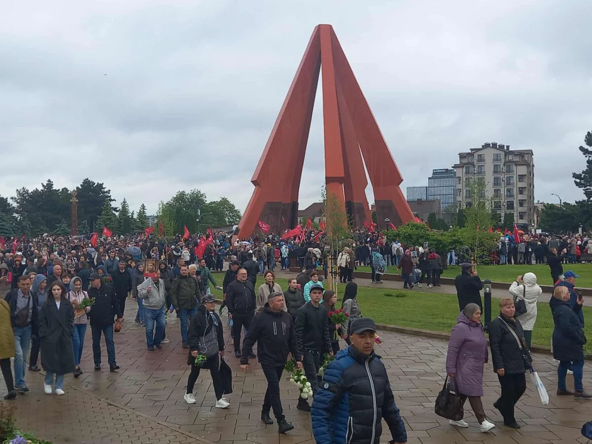 Comemorare sub umbrele. Ziua de 9 mai a unit opoziţia pro-rusă de la Chişinău. Video