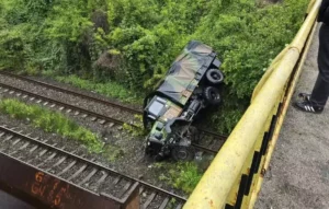 Accident rutier în Vâlcea. Un camion militar francez s-a răsturnat pe calea ferată