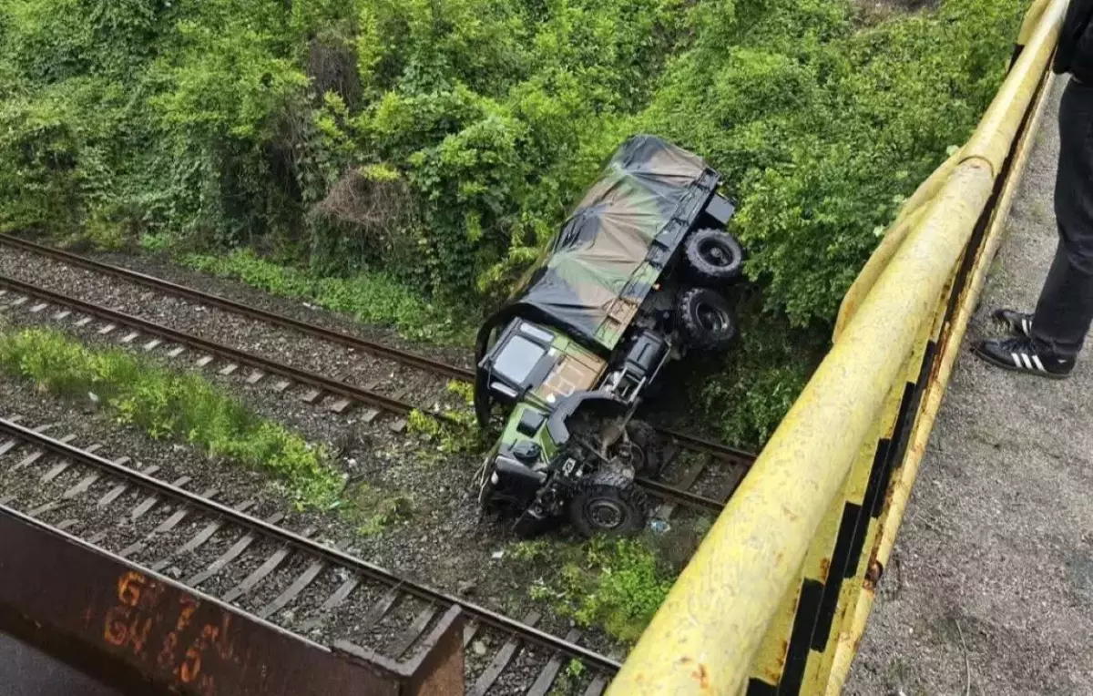 Accident rutier în Vâlcea. Un camion militar francez s-a răsturnat pe calea ferată