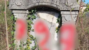 Incident grav în Arad. Doi minori au distrus monumente dintr-un cimitir evreiesc