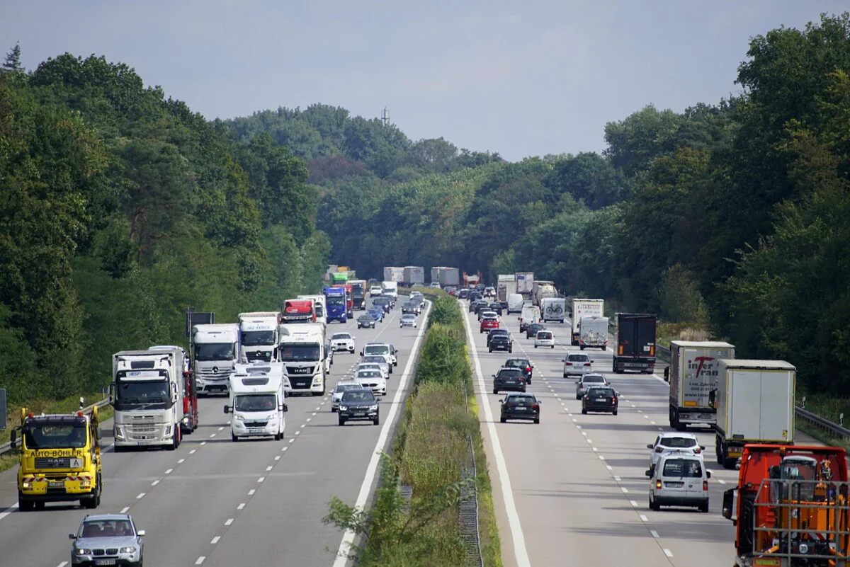 Reguli noi pentru viteză. Ce trebuie să știe șoferii despre schimbările de pe autostradă