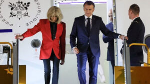 Macron, pălmuit de soție! Scena uimitoare care a aprins internetul. Video
