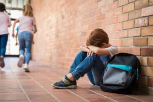 Un copil abandonat de familie s-a împrietenit cu mai mulți câini și a început să comunice lătrând