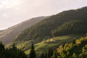 Un fenomen natural rar transformă o comună în atracție mondială