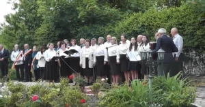 Alegeri prezidenţiale pe ritmuri de muzică patriotică românească, la o secţie de votare din Republica Moldova. Video