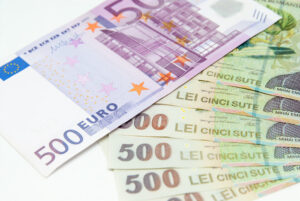 Leul tot scade, dobânzile la credite explodează. Ultimele cifre