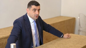 Simion, mesaj ironic, din aeroport, în ultima zi de campanie: Votați-l pe Nicușor Dan