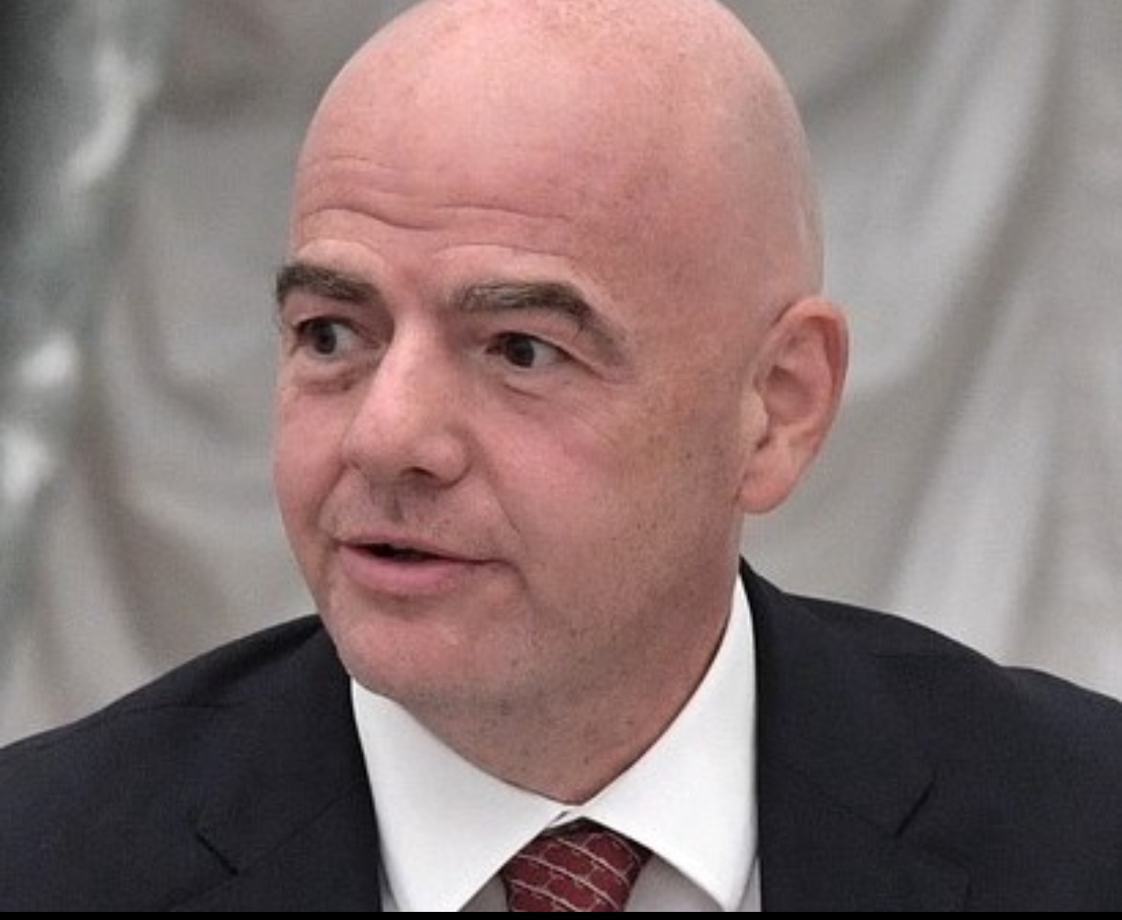 Gianni InfantinoUEFA, mesaj legat de gestul lui Infantino Organizația a anunțat că episodul nu reflectă colaborarea cu reprezentantul FIFA. „Episodul recent a fost unul izolat şi nu reflectă colaborarea noastră actuală”, au afirmat cei din fruntea organizaţiei. În același mesaj, UEFA a subliniat că relația dintre Aleksander Ceferin, și Gianni Infantino este bazată pe „o comunicare sinceră și respect reciproc”. Totuși, în semn de protest față de întârzierea președintelui FIFA, Aleksander Ceferin și alți oficiali din fotbalul european au părăsit Congresul. Evenimentul a început cu o întârziere de peste două ore, iar acest detaliu a stârnit un val de nemulțumiri. Infantino și-a cerut scuze În discursul său de la tribună, Gianni Infantino și-a exprimat regretul pentru această situație. De asemenea, el a adus în prim plan discuțiile purtate în Arabia Saudită. „Evident, acolo au avut loc discuţii importante despre Cupa Mondială cu unii dintre liderii politici şi economici ai lumii şi am simţit că este de datoria mea să fiu acolo pentru a vă reprezenta pe toţi, pentru a reprezenta fotbalul”, a spus el. Gianni Infantino a menționat că întârzierea sa a fost legată de programul zborurilor. Qatar a găzduit Cupa Mondială din 2022, iar Arabia Saudită urmează să organizeze ediția din 2034. Cu toate acestea, UEFA a criticat schimbările de ultim moment, acuzând că acestea au fost făcute „pentru ceea ce pare a fi comoditatea unor interese politice private”. De asemenea, reprezentanții organizației europene au subliniat că aceste acțiuni nu aduc niciun beneficiu fotbalului. Poziția UEFA Tensiunile dintre Aleksander Ceferin și Gianni Infantino nu sunt noi. În ultimii ani, președintele UEFA s-a opus mai multor inițiative lansate de liderul FIFA. Una dintre acestea era legată de organizarea Cupei Mondiale la fiecare doi ani. Aleksander Ceferin a criticat propunerea de a extinde la 64 numărul echipelor participante la Cupa Mondială din 2030, inițiativă lansată pentru celebrarea centenarului competiției. El a menționat că această „idee proastă” nu ar trebui pusă în aplicare.
