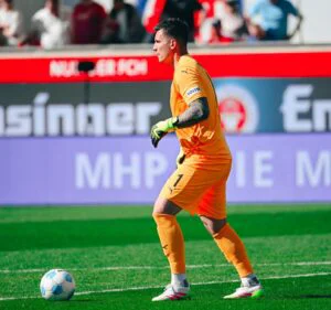 Kevin Müller, portarul echipei Heidenheim, scos cu targa de pe teren. A suferit o comoţie cerebrală