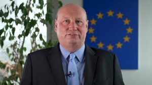 Ofițer al Comisiei Europene, anchetat disciplinar pentru acceptarea de cadouri din Qatar