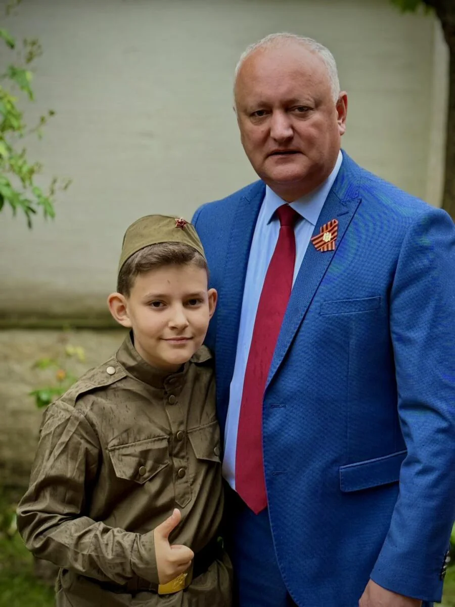 Igor Dodon cu mezinul