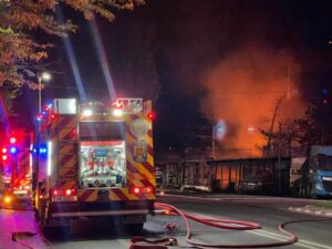 Incendiu în Voluntari. Un restaurant, un service auto şi o vulcanizare, în flăcări. Foto
