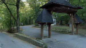 Locul sfânt, pierdut în codrii Moldovei. Comuniștii au încercat să-l transforme în fermă agricolă