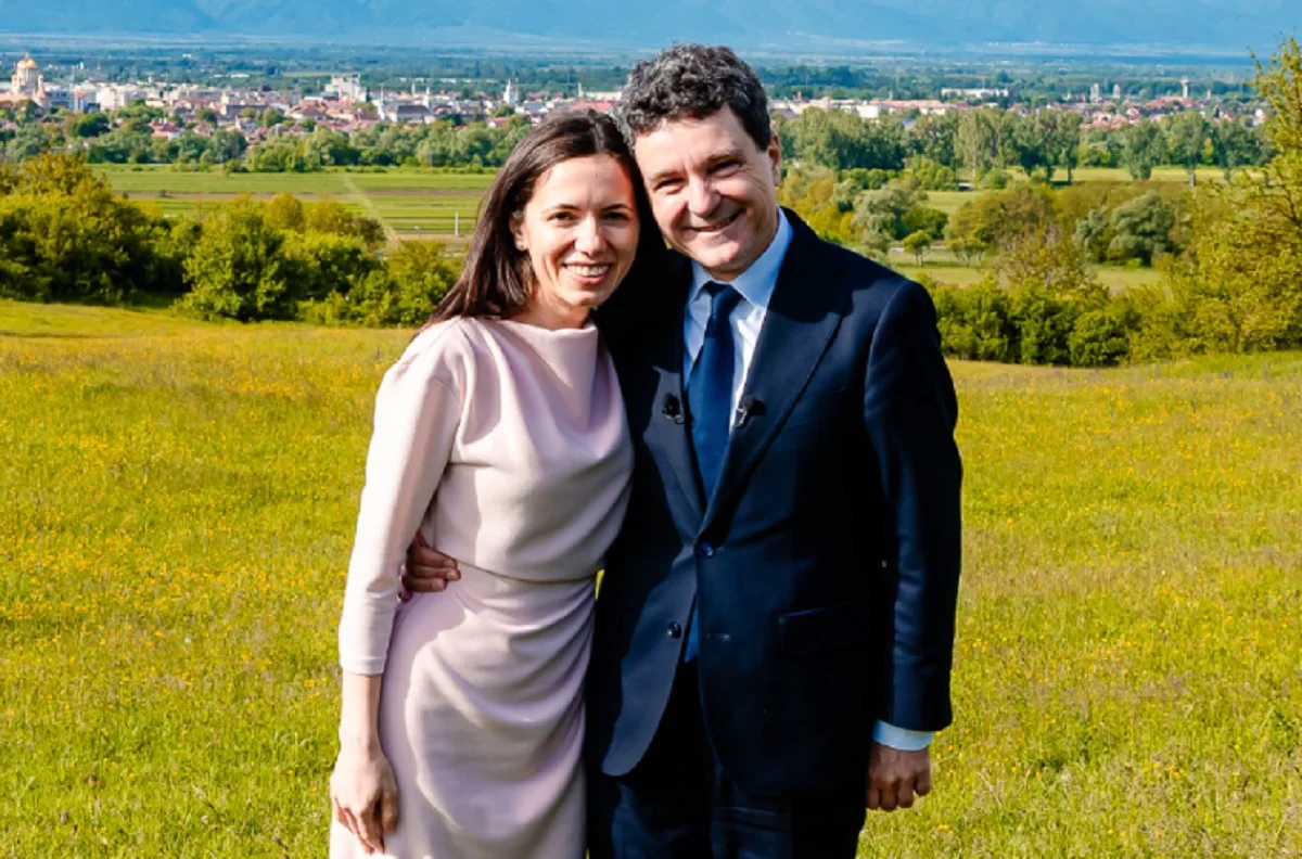 Sfaturi de imagine pentru Prima Doamnă. Nuanța de păr potrivită Mirabelei