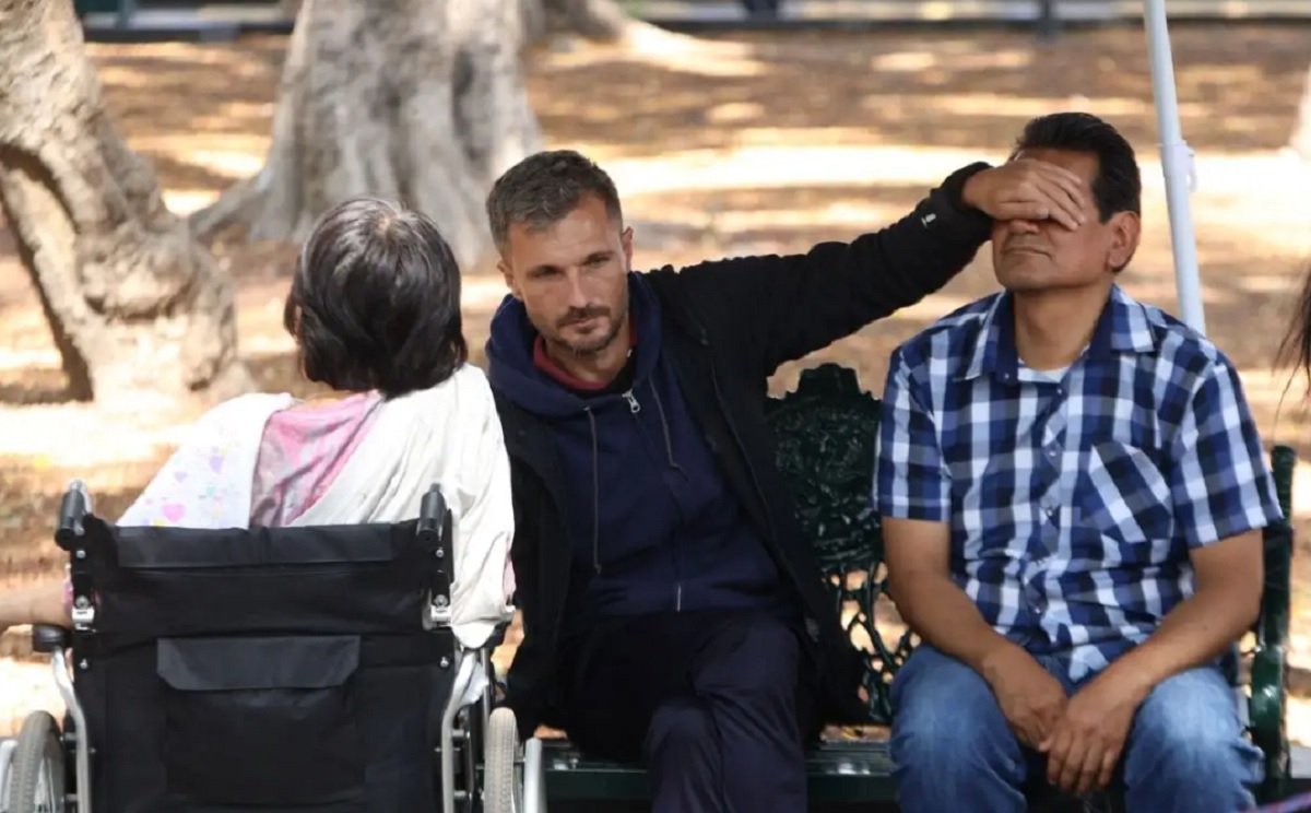 Românul care „ia durerea cu mâna”. Sute de oameni stau la coadă la el, în Mexic