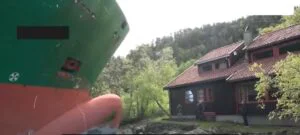 Un norvegian s-a trezit cu o navă uriașă în grădină