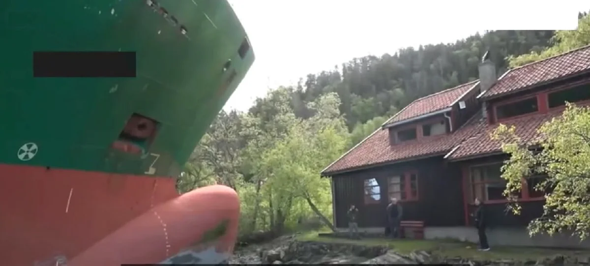 Un norvegian s-a trezit cu o navă uriașă în grădină