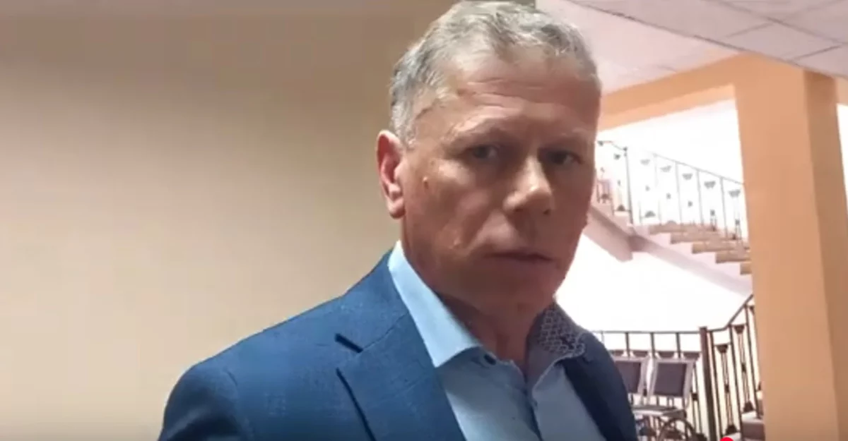 Culmea tupeului. A omorât un copil, dar se vrea primar