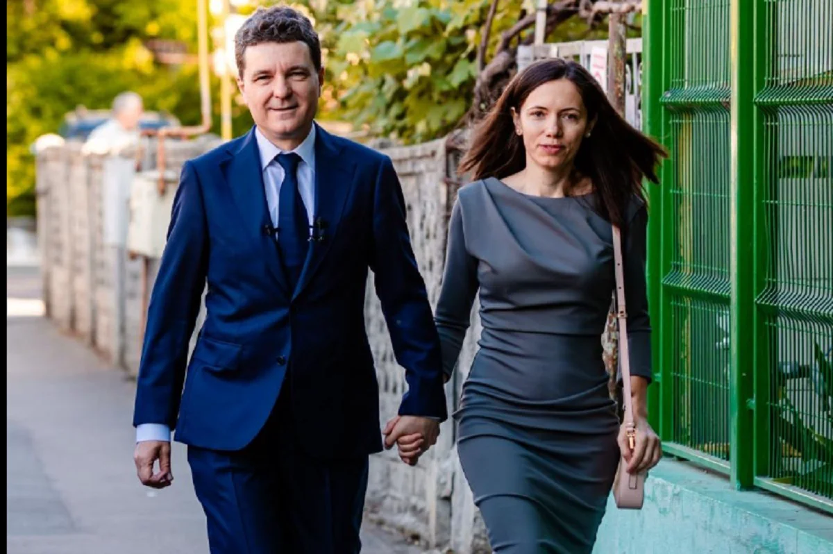 Mirabela Grădinaru a arătat, la TV, certificatele de botez ale copiilor lui Nicușor Dan