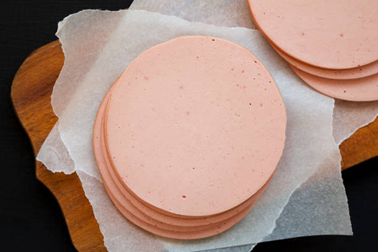 Parizerul din supermarketuri. Ce se ascunde în compoziție