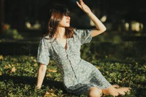 Petele de iarbă de pe haine pot fi date uitării. Un aliment banal te scapă problemă