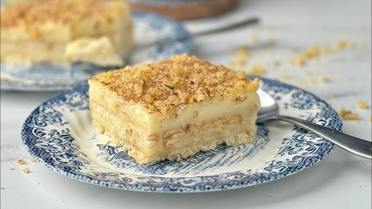 Prăjitură fără coacere cu budincă de vanilie şi biscuiţi. Ai nevoie de câteva ingrediente