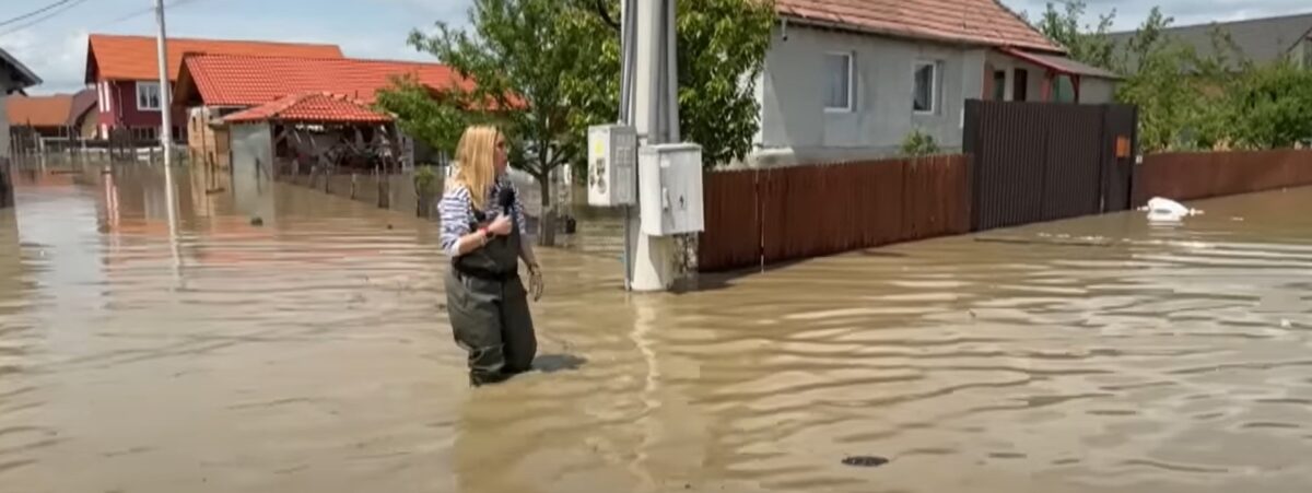 Transmisiune cu peripeții. Momentul în care o reporteriță a căzut într-un șanț ascuns de ape. Video
