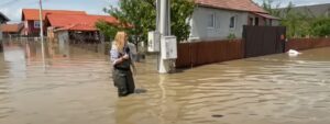 Transmisiune cu peripeții. Momentul în care o reporteriță a căzut într-un șanț ascuns de ape. Video